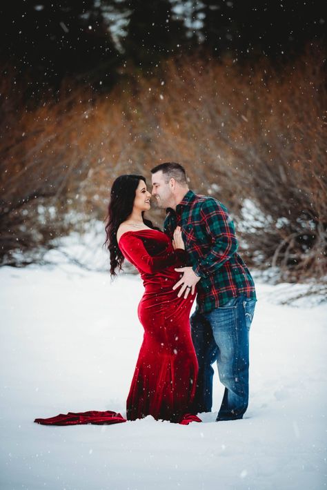 Winter, snow, maternity, family Winter Christmas Maternity Photos, Family Maternity Pictures In Snow, Winter Maternity Pictures Plus Size, Maternity Pictures In Winter, Snow Maternity Photoshoot Family, Couples Maternity Pictures Winter, Snow Maternity Shoot, Winter Maturity Photoshoot Ideas, Maternity Photography Poses Winter