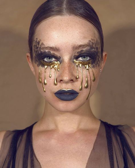 DARYNA BARYKINA on Instagram: “👑Another version of a Halloween black swan. I had so much fun playing with these gold tears!!! I should to a fresh teary look.🚀…” Gold Face Paint, Eyeshadow Art, Makeup Carnaval, Halloween Eyeshadow, Makeup Studio Decor, Make Carnaval, Eyeshadow Black, Gold Lipstick, Extreme Makeup