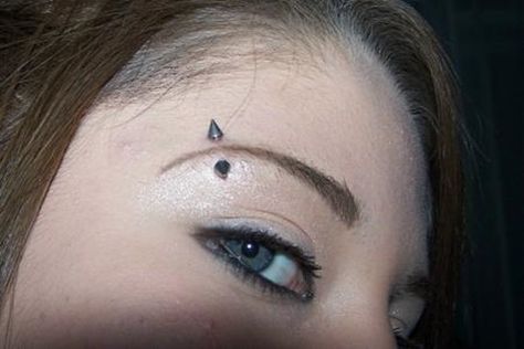 Vertical Eyebrow Piercing, Spike Eyebrow Piercing, Eyebrow Piercing Aesthetic, Eyebrow Piercing Ideas, Dream Piercings, Piercing Guide, Piercing Types, Piercing Aesthetic, Eyebrow Piercings