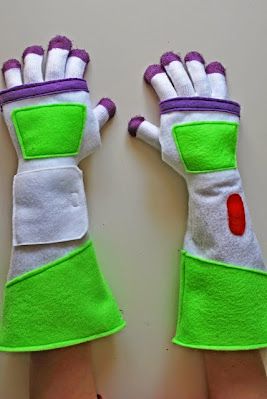 Easy DIY Kids Costumes, Accessories and Pretend Play Ideas Disfraz Buzz Lightyear, Disfraz Toy Story, Harvest Ideas, Buzz Lightyear Costume, Gloves Diy, Jessie Toy Story, 2024 Halloween, Playroom Ideas, Princesa Disney