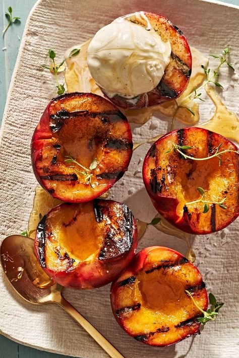 Grilled Fruit Recipes, Grilled Peaches Recipe, Grilled Fruit, Peach Desserts, Grilled Peaches, Easy Summer Desserts, Campfire Food, Peach Recipe, Food Trends