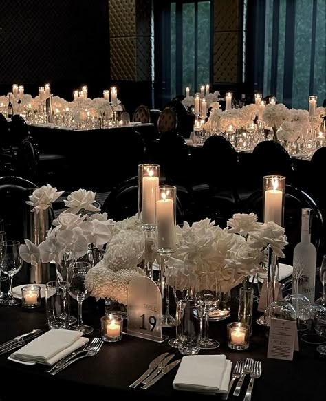 Black Weddings Wedding Ceremony Decor, Black Elegant Party Theme, Black Tie Quinceanera Theme, Dark Quince Theme, Quinceanera Themes Black And Gold, Black Quinceanera Decor, Quinceanera Themes Black, Black Gold Quinceanera Theme, Black Quince Theme Ideas