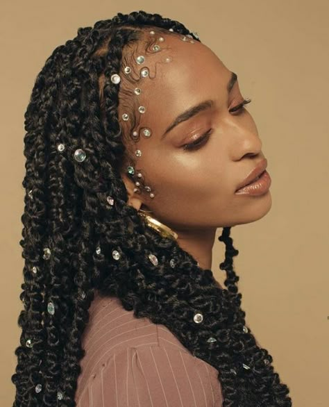 Bohemian Curly Hair, New Hair Trends, Boho Beauty, Hair Blog, Hair Clips Girls, Goddess Braids, Gold Hair, Twist Hairstyles, Crochet Hair Styles