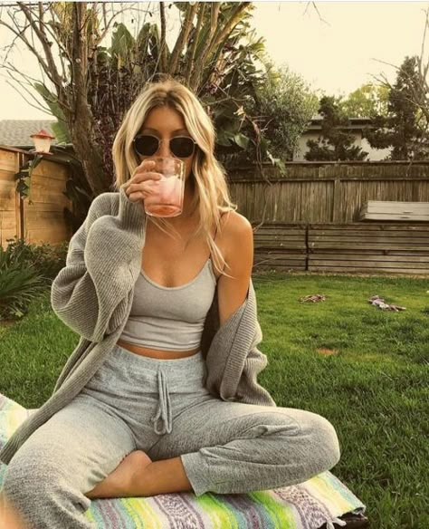 15 Weekend Casual Outfits For Women - Society19 Lounge Outfit, Normal Clothes, Model Pose, Classy Fashion, Cute Comfy Outfits, Cozy Outfit, Lazy Day, Comfy Cozy, Mode Inspiration