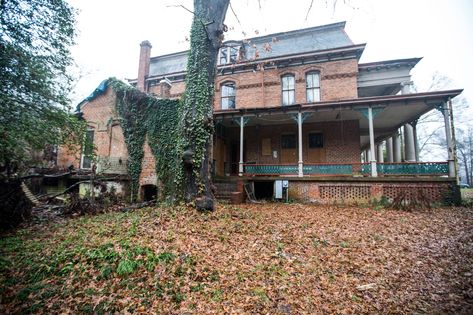 A Demo Permit Has Been Issued for This Abandoned South Carolina Mansioncountryliving Abandoned Plantations, South Carolina Homes, Abandoned Property, Abandoned Mansion, Old Abandoned Houses, Travel Water Bottle, John B, Abandoned Mansions, Chinese Architecture