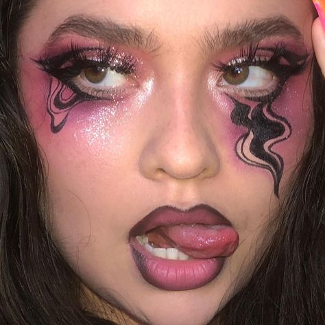 💦STEPH aka UR CRUSH 👼🏹💓👩‍🎤💦 on Instagram: “This was the first makeup look I’ve done in a while that gave me butterflies 🦋🥺💓 doing swirls and trippy shit is so therapeutic 🌈 what do…” Rave Eye Makeup, Edm Makeup, Edc Makeup, Prom Eye Makeup, Rave Makeup, Event Makeup, Ethereal Makeup, Dope Makeup, Edgy Makeup