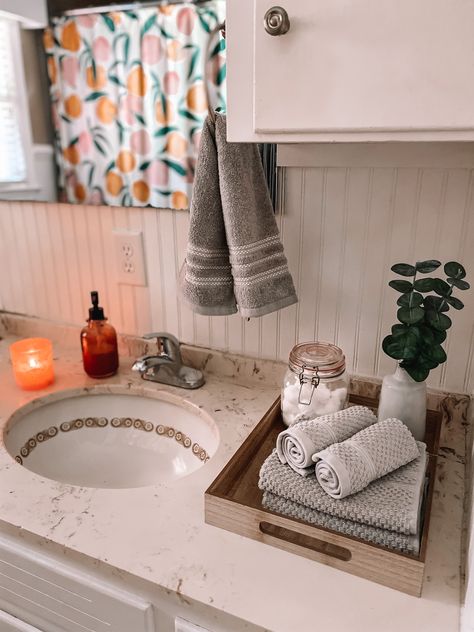 Bathroom Rolled Hand Towel Ideas, Bathroom Counter Towel Display, Guest Bath Towels, Rolled Hand Towels Bathroom, Guest Bathroom Hand Towel Ideas, How To Decorate Bathroom Counter, Face Towels In Bathroom, Towel Tray Bathroom, Guest Bathroom Towels Display