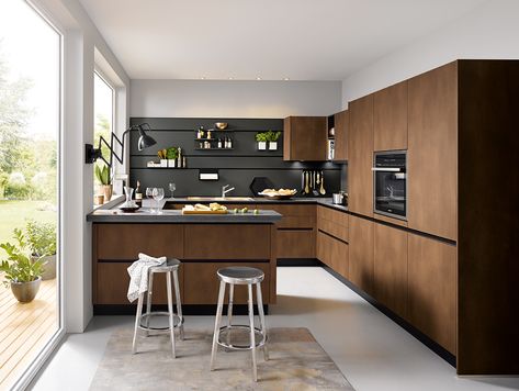 Targa Steel bronze #Schüller #Schullerkitchens #germankitchens #kitchenlighting #modernkitchens #kitchenideas #kitchenstorage #storageideas #cabinets #worktop #splashback #appliances #kitchenappliances #galleykitchen #openkitchen #wallpanelling #wallstorage #kitchentrends #kitchens2018 Modern Kitchen Design Trends, Modern Konyhatervezés, Industrial Kitchen Design, Kitchen Modular, Kabinet Dapur, German Kitchen, Beautiful Kitchen Designs, Best Kitchen Designs, Kitchen Design Trends