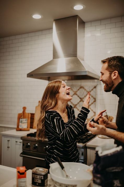 Kitchen Couple Photoshoot, Home Photoshoot Ideas Couple, Airbnb Photoshoot Ideas, Kitchen Photoshoot Ideas, Couple In Kitchen, Sweet Home Aesthetic, Aesthetic Decoration Ideas, Cute Airbnb, Cozy Photos