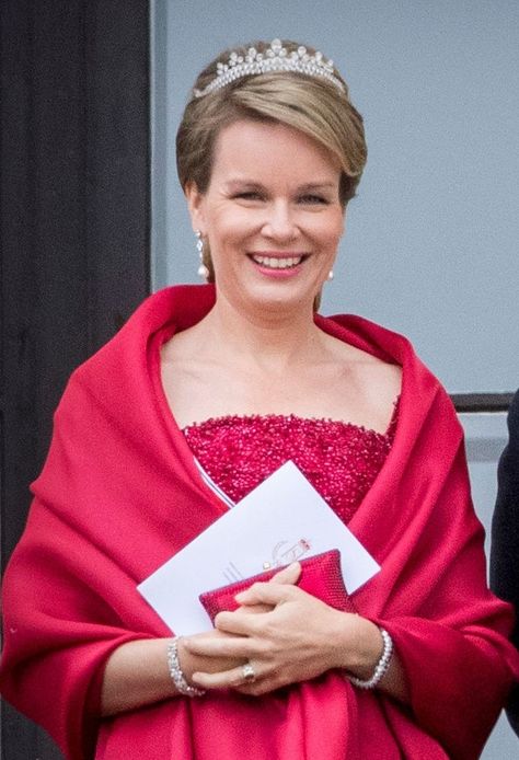 Queen Mathilde Of Belgium, Emma Watson, Ladies Fashion, Genealogy, Royal Family, Belgium, Tiara, Bell Sleeve Top, Royalty