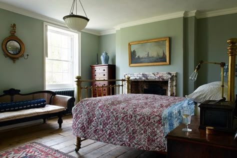 Antique Bedroom in London - Bedroom Decorating Ideas - Design (houseandgarden.co.uk) Victorian Bedroom, Cottage Bedroom, Vintage Bedroom, Country Bedroom, Spare Bedroom, Spare Room, World Of Interiors, Cheap Home Decor, Best Interior