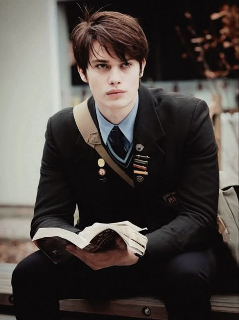 British Boys Aesthetic, British Men Aesthetic, Nicholas Galitzine Fashion, Nicholas Galitzine Long Hair, Nicholas Galitzine Black Hair, Nicholas Galitzine Violin, Nicholas Galitzine Guitar, Jade Victorious, Hot British Men