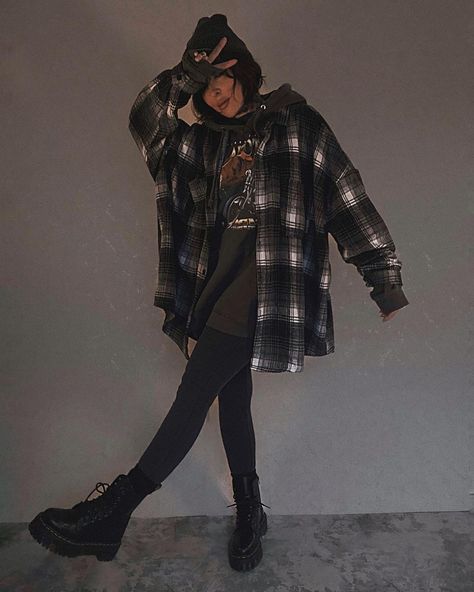 Edgy Winter Outfits Grunge, Alt Outfit Winter, Winter Outfits Grunge, Alternative Winter Outfits, Comfy Grunge Outfits, Goth Outfits Winter, Winter Goth Outfits, Edgy Outfits Grunge, Edgy Winter Outfits