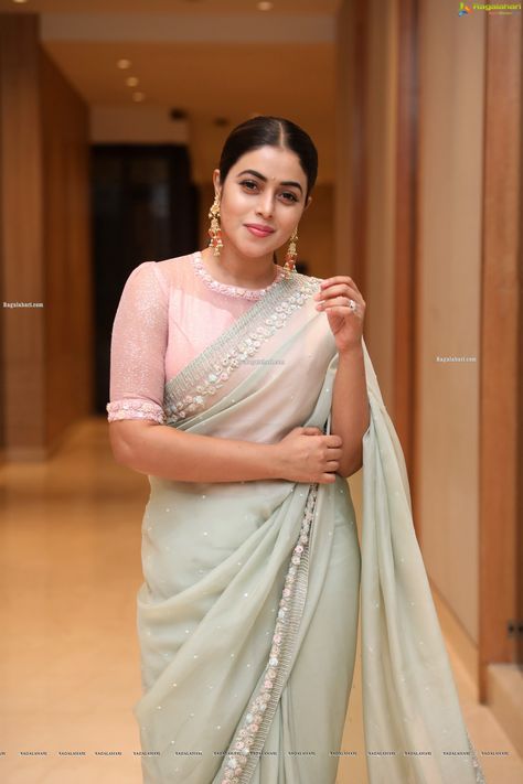 Neck Blouse Designs, Shamna Kasim, Blouse Designs High Neck, Indian Women Fashion, Velvet Dress Designs, Half Saree Designs, Saree Designs Party Wear, Elegant Blouse Designs, Designer Saree Blouse Patterns