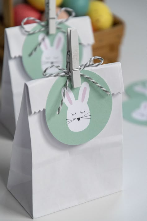 Easter Treat Bags For Church, How To Make Goodie Bags Diy, Easter Brown Bag Ideas, Easter Giveaway Ideas, Easter Gift Bags Diy, Easter Gift Wrapping Ideas, Easter Bags Ideas, Easter Package Ideas, Easter Bag Ideas