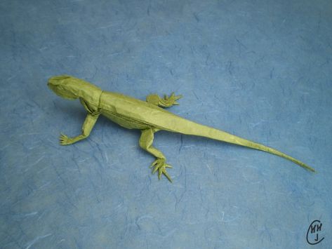 Here’s Chris Heynen’s lizard folded by himself. #origami Origami Lizard, Creative Origami, Paper Craft Videos, Origami Bird, Chameleons, Dino Party, Fun Easy Crafts, Crocodiles, Reptiles And Amphibians