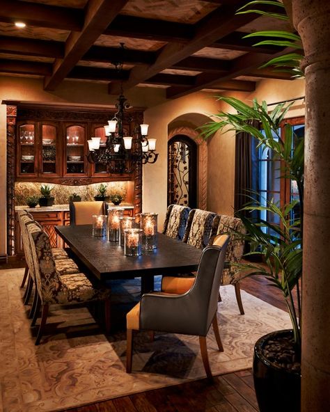 love this dining room Rustic Tuscan Decor, Painting Ceilings, Tuscan Dining Room, Style Toscan, Tuscan Interior, Tuscan Style Homes, Finger Pointing, Traditional Dining Rooms, Room Addition