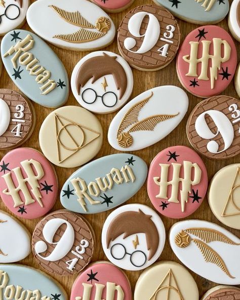 Harry Potter Chosen One Cookies, Royal Icing Harry Potter Cookies, Harry Potter First Birthday Cookies, Harry Potter Cookies Birthday, Harry Potter Birthday Cookies Decorated, Harry Potter Biscuits, Harry Potter Decorated Cookies, Harry Potter Cookies Decorated, Harry Potter Baby Shower Cookies