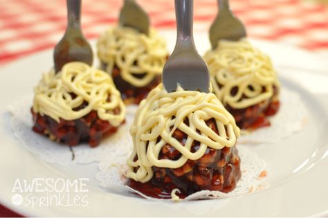 Spaghetti & Meatballs Cake Pops - Awesome with Sprinkles Meatball Cake, Cake Pop Receita, Cake Pop Designs, Cake Pop Maker, Spaghetti Meatballs, Decorações Com Comidas, Tasty Meat, Cake Pop Recipe, Snacks Für Party