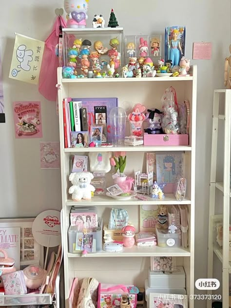 Aesthetic Shelf Decor Bedroom, Kawaii Shelf Decor, Kawaii Room Decor Desk Accessories, Shelf Organization Aesthetic, Cute Shelves Decor, Kpop Room Aesthetic Shelf, Cute Bookshelf Aesthetic, Small Kpop Shelf, Aesthetic Room Shelf