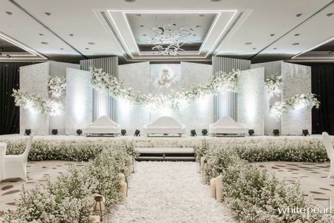 Indoor Wedding Decorations, Nikah Decor, Reception Stage Decor, Wedding Setup, Wedding Stage Backdrop, Wedding Stage Decor, Indoor Wedding Receptions, Minimalist Wedding Decor, Wedding Reception Backdrop