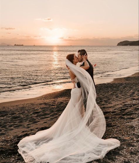 Wedding Photography Ocean, Bridal Beach Photoshoot, Long Veil Beach Wedding, Editorial Beach Wedding Photography, Bride And Groom Beach Wedding Photos, Wedding Poses Beach, Wedding Photo Beach, Unique Wedding Picture Ideas, Wedding Photo Ideas Beach