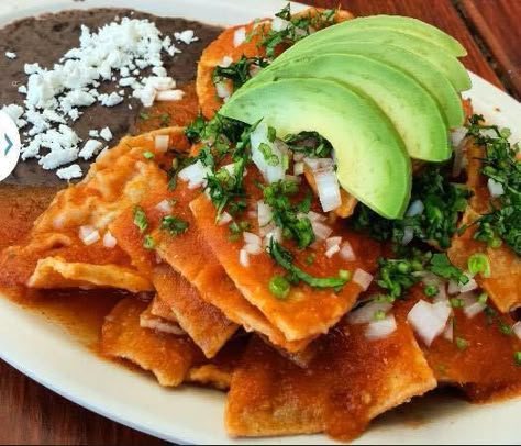 Receta Chilaquiles Rojos - TuriMexico Traditional Mexican Breakfast, Popular Casseroles, Vegetable Appetizers, Traditional Mexican Dishes, Recipes Authentic, Mexico Food, Meat Appetizers, Family Breakfast, Meat Snacks