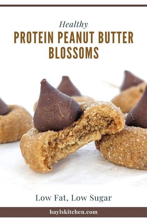 The best Protein Peanut Butter Blossoms with protein powder and no butter - a Christmas wish come true. Healthy peanut butter blossom cookies are easy, low sugar, low fat and actually spot on in taste! Healthy Christmas Dessert Recipes, Peanut Blossom Cookies, Healthy Christmas Desserts, Chocolate Protein Balls, Peanut Butter Blossom, Healthy Chocolate Desserts, Protein Peanut Butter, Healthy Chocolate Recipes, Peanut Butter Blossom Cookies