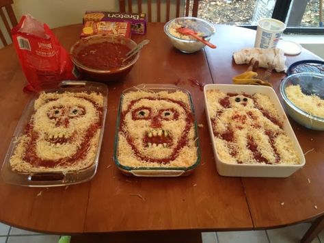 BRICK STAR: Halloween Lasagna - Voodoo Doll Halloween Lasagna, Cibo Halloween, Vegetarian Halloween, Vegan Family Dinner, Creepy Food, Big Pumpkin, Halloween Food Dinner, Halloween Food Appetizers, Halloween Foods