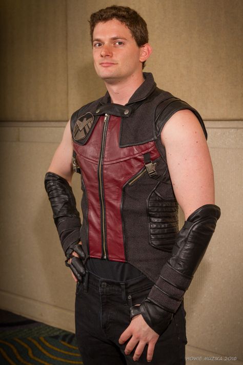 Hawkeye | MEGACON 2016 Mcu Cosplay, Hawkeye Cosplay, Dead Pool, Male Cosplay, Hawkeye, Cosplay Costumes, Art Style, Marvel, Leather Jacket