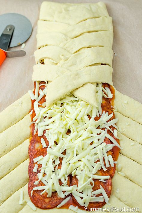 Easy Homemade Pizza Braid - Making - Step 2 Pizza Braid Recipe, Pepperoni Pizza Braid, Braided Pizza, Pizza Braid, Yummiest Food, Pepperoni Pizza Rolls, Pepperoni Bread, Pizza Bread Recipe, Homemade Beans