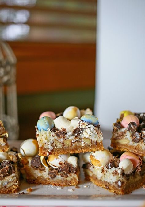 Cadbury Magic Bars have a graham cracker crust, sweetened coconut, chocolate chips & Cadbury Egg candies.This is one YUMMY Easter treat! Mini Egg Recipes, Easter Food Appetizers, Cadbury Eggs, Magic Bars, Easter Entertaining, Mini Egg, Kid Desserts, Easter Baking, Mini Eggs