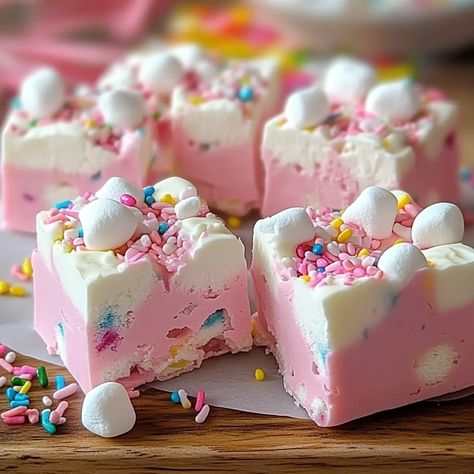 Marshmallow Birthday Cake, Fudge With Marshmallows, Unicorn Food Ideas, Pink Fudge, Unicorn Fudge, Bubblegum Party, Fluffy Marshmallows, Marshmallow Fudge, Unicorn Treats