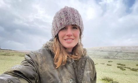 Our Yorkshire Farm star Amanda Owen has stunned fans with her latest heartwarming update... Amanda Owen, Sheep Pen, Latitude Festival, Birth Videos, Gary Lineker, Clive Owen, First Person Writing, Isnt She Lovely, Parenting Styles