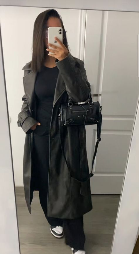 Trench En Cuir Outfit, Trench Noir Outfit, New Era Outfit, Trenchcoat Outfit, Outfit Trench, Coat Outfit Casual, Sweet Outfits, Zara Drip, Outfit Inso