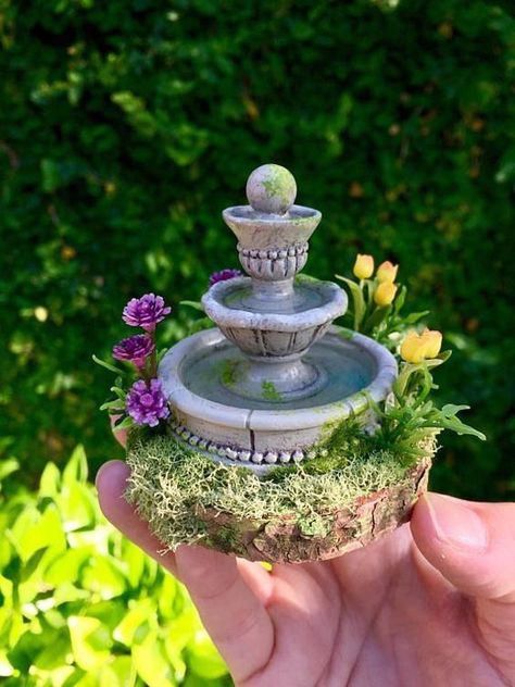 Mini garden fountain Fairy Garden Fountain, Miniature Fountain, Fairy Fountain, Diy Fountain, Dollhouse Garden, Garden Waterfall, Fairy House Diy, Fairy Garden Crafts, Mini Fairy Garden