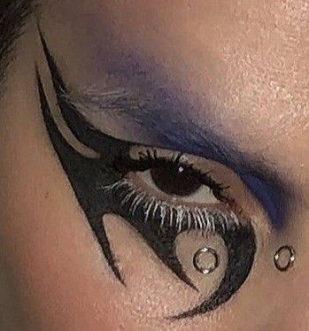 Grunge Graphic Eyeliner, Cybergoth Eyeliner, Cybergoth Makeup, Alternative Eyeliner, Goth Eyeliner, Eyeliner Inspiration, Creative Eyeliner, Eyeliner Ideas, Makeup Drawing