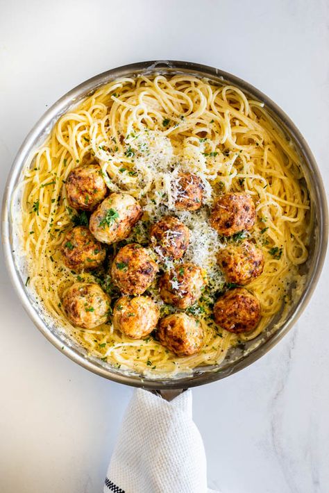 Spaghetti al limone with chicken meatballs - Simply Delicious Chicken Meatballs Pasta, Meatball Pasta Recipes, Creamy Spaghetti, Lemon Spaghetti, Chicken Meatball Recipes, Chicken Balls, Meatball Pasta, Creamy Lemon Chicken, Chicken Pasta Recipes