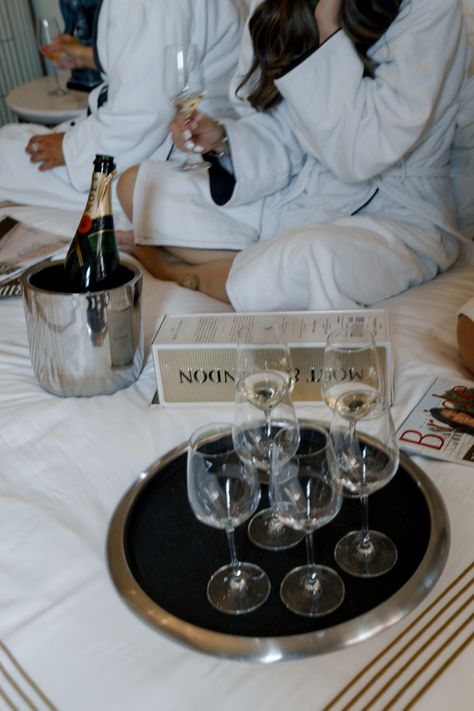 Moet champagne and fun wedding morning photos. Champagne glasses, robe photoa, bridesmaids and bride. Luxury hotel getting ready. Bridesmaids Hotel Photos, The Morning Of The Wedding, Hotel Room Getting Ready Wedding, Wedding Morning Aesthetic, Wedding Morning Getting Ready Photos, Hotel Getting Ready Wedding, Djevojačka Večer, Bride Morning Of Wedding, Bridesmaid Pics