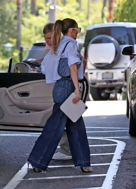 Jennifer Lopez Blue Jeans Jlo Denim Outfit, J Lo Outfits, Jlo Body, Dior Saddle Bag Outfit, Jay Lo, Jennifer Lopez Style, Jennifer Lopez Outfits, Dior Diorissimo, Jennifer Lopez Jeans