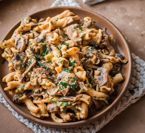 Creamy Vegan Mushroom Stroganoff - Stroganoff Vegetarian, Vegetarian Stroganoff, Rainbow Plant Life, Vegan Mushroom Stroganoff, Vegan Worcestershire Sauce, Mushroom Stroganoff, Vegan Mushroom, Indulgent Food, How To Cook Mushrooms