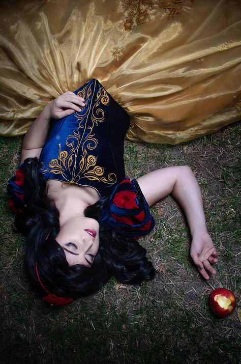 https://flic.kr/p/YUUW9D | Snow White 1 | Kokoam cosplay as Snow White (Fairytale doll version). Costume made by her. www.facebook.com/kokoamcosplay/ Picture taken and edited by me. Snow White Fairytale, Halloween Portraits, Snow White Photos, Snow White Cosplay, Deku Cosplay, Disney Princess Cosplay, Costume Inspirations, Snow White Costume, Princess Fashion