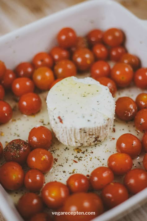 Boursin pasta: a tasty cream cheese pasta recipe - Vega Recepten Creamy Baked Boursin Pasta, Boursin Tik Tok Pasta, Dairy Free Boursin Pasta, Baked Boursin Pasta With Cherry Tomatoes, Creamy Boursin Pasta, Tomato And Boursin Pasta, Boursin Tomato Pasta Recipe, Pasta With Boursin Cheese And Tomatoes, Borson Cheese Pasta