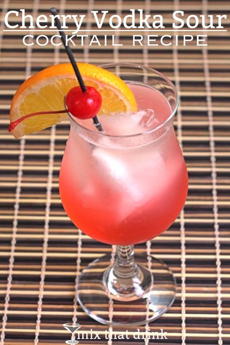 Cherry Vodka Drinks, Vodka Sour Recipe, Cherry Vodka Sour, Grenadine Cocktail, Bartender Recipes, Vodka Sour, Sour Drink, Cherry Drink, Cherry Vodka