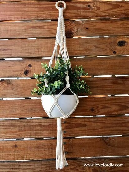 Hey guys! Today I’m gonna be showing you how to make a macrame plant hanger.I love macrame and I wanted to be making this plant hanger for a while now. I love the vibe they bring to a space and how cute they look with a plant in them!It is a very easy project and the end result will reward you for your effort! So, let’s show you how to make this macrame plant hanger! Watch my video tutorial ﻿But if you like reading the instructions more you can visit my blog for more details. Grab a… Diy Macrame Plant Hanger Tutorials, Plant Hanger Tutorial, Macrame Plant Hanger Tutorial, Macrame Plant Hanger Patterns, Makramee Diy, Diy Macrame Plant Hanger, Hanger Diy, Diy Plant Hanger, Macrame Hanger