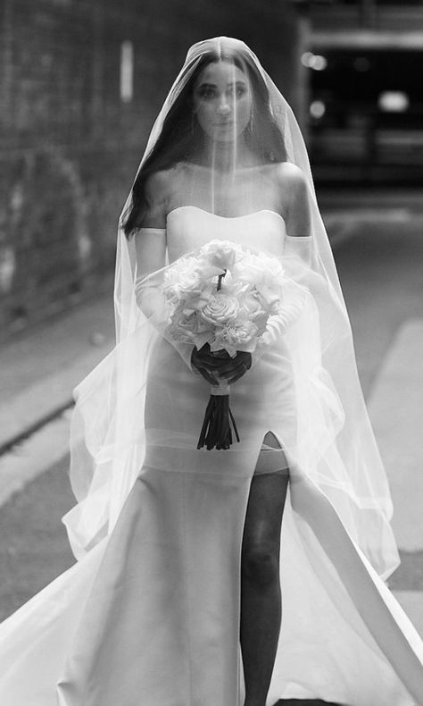 Super Long Veil Wedding, Veil Over Face Wedding, Long Wedding Veils Over Face, Extremely Long Veil, Simple Wedding Dress With Dramatic Veil, Veil Over Face, Dramatic Veil Photo, Bride Wedding Photos, Long Veil Wedding