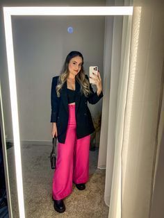 Black And Pink Business Outfit, Look Com Blazer Pink, Pink Trousers Outfit Work Attire, Outfits Con Blazer Fucsia, Fucsia Pants Outfit, Pantalon Rosa Outfit, Outfit Pantalon Rosa, Blazer Rosa Outfit, Black And Pink Outfit Ideas