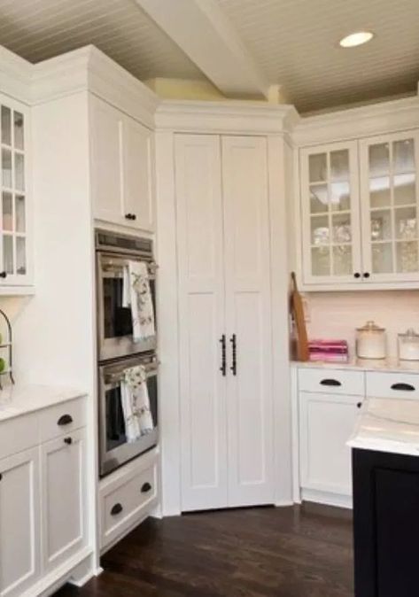 Kitchen Corner Pantry, Corner Kitchen Pantry, Pantry Redo, Best Kitchen Design, Buffet Hutch, Corner Pantry, Prepare Meals, Pantry Ideas, Kitchen Pantry Design