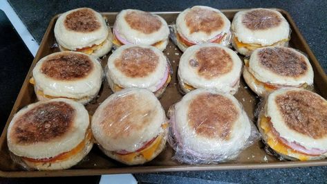 Mcmuffin Sandwiches, Sandwich Recipe Videos, Working At Mcdonalds, Egg Mcmuffin, Breakfast Sandwich Recipes, Freezer Meal Planning, Cheese Breakfast, Egg And Cheese, Freezer Breakfast