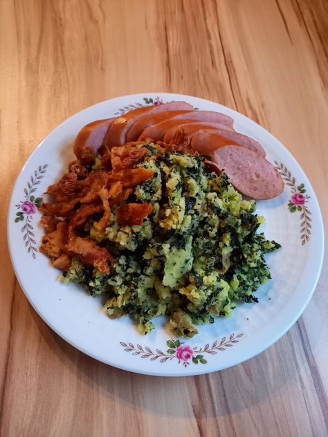 Traditional Dutch Stamppot Bacon Kale, Duck Recipes, Self Sufficient, How To Cook Potatoes, Cooking Pan, Burger Buns, Boiled Potatoes, Bacon Bits, Smoked Bacon